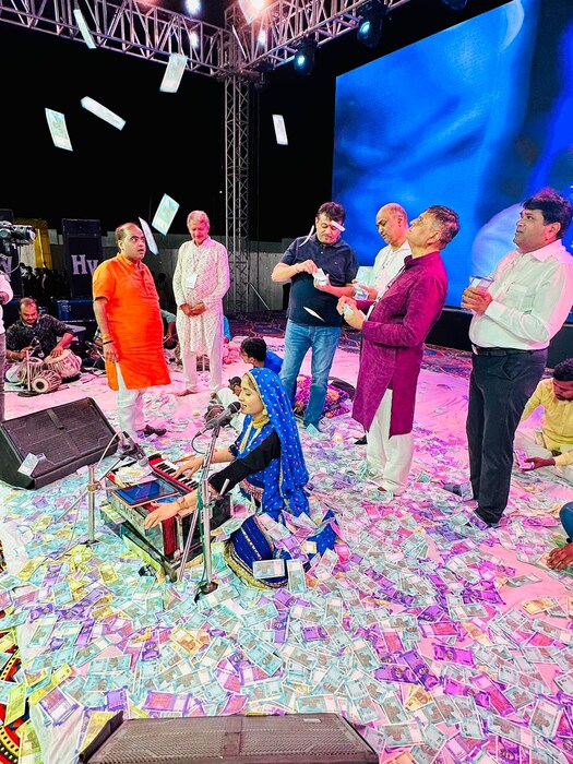 काही दिवसांपूर्वी गीता रबारी यांचा कार्यक्रम चर्चेत आला होता. बनासकांठा येथील थराद येथे नानदेवी माता वाव आणि नवचंडी यज्ञाच्या पुन: प्राणप्रतिष्ठा महोत्सवानिमित्त भव्य कार्यक्रमाचे आयोजन करण्यात आले होते. बनासकांठामध्येही गुजरातची कोकिळा म्हणून ओळखल्या जाणाऱ्या गीता रबारी यांच्या या कार्यक्रमात लोकांनी कोट्यवधी रुपये उडवले. 