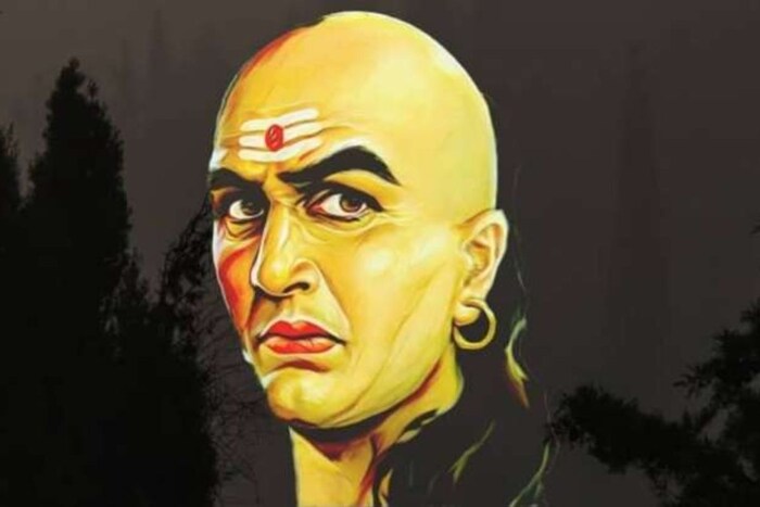 आचार्य चाणक्य यांच्या मते दुर्बल माणसाबरोबर कधीच मैत्री करू नये. चाणक्य सांगतात कमजोर मनाच्या माणसांबरोबर मैत्री घातक ठरते. मैत्री करताना भावनेच्याभरात मैत्री करून नंतर पश्चाताप करण्याची वेळ येते.