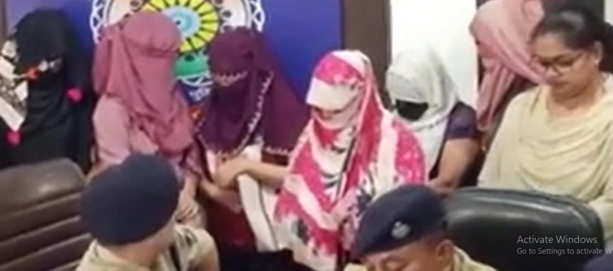 व्हॉट्सअॅपवर मुलींचे व्हायचे व्यवहार, एक दिवस पोलिसांनाच आला मेसेज अन्…