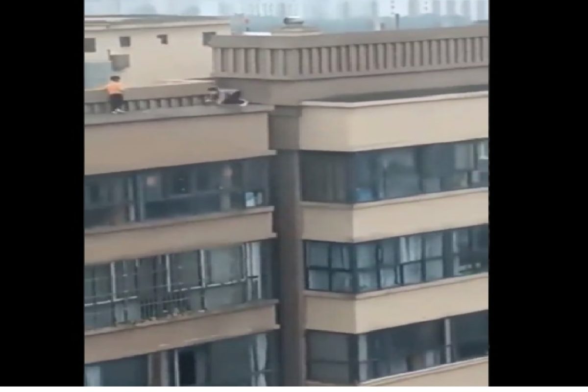 उंच बिल्डिंगच्या छतावर दोन चिमुकले.