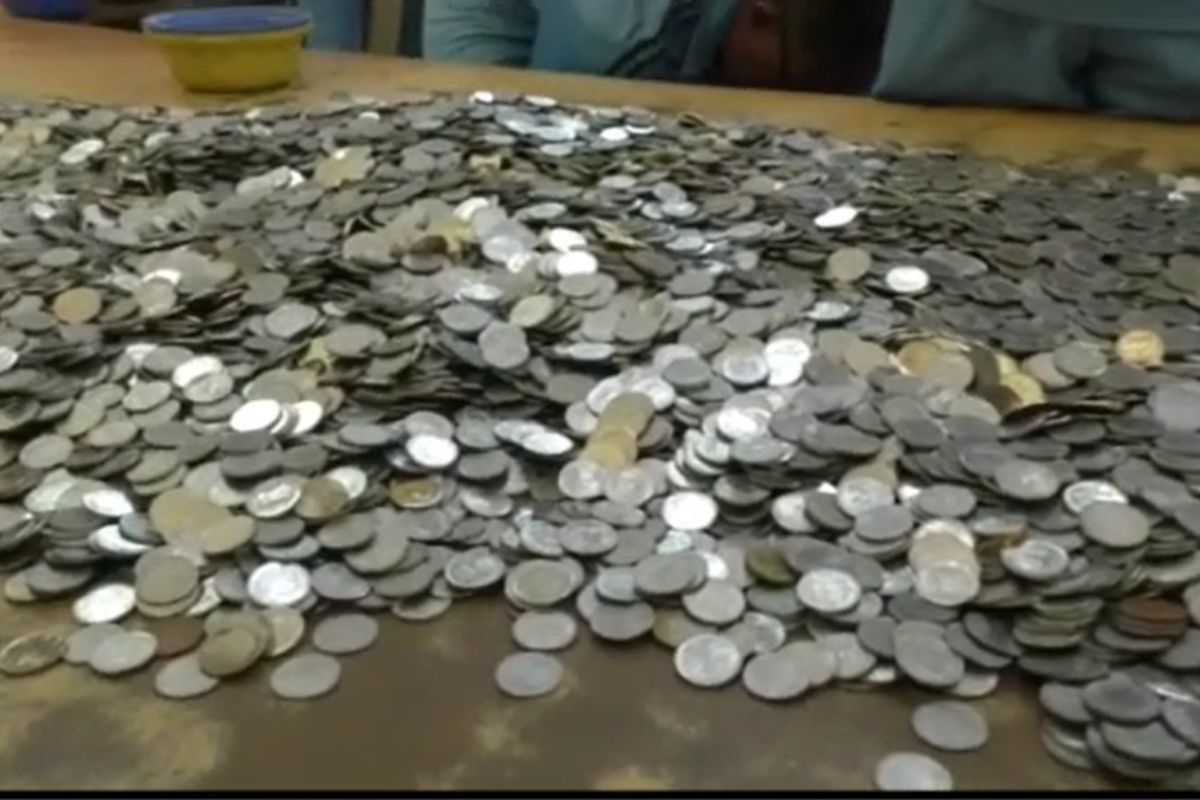 दानात आलेल्या नाण्यांचा खच