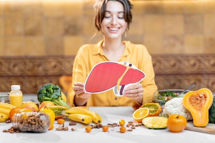 लिव्हर फायदेशीर : एशियन जर्नल ऑफ फार्मास्युटिकल्समध्ये प्रकाशित झालेल्या संशोधनानुसार, कढीपत्ता खाल्ल्याने लिव्हर कोणत्याही प्रकारच्या ऑक्सिडेटिव्ह तणावापासून दूर राहू शकते. हे लिव्हरतील विषारी पदार्थ काढून टाकण्याचे काम करते. व्हिटॅमिन ए आणि व्हिटॅमिन सी लिव्हर निरोगी ठेवण्याचे काम करतात.  