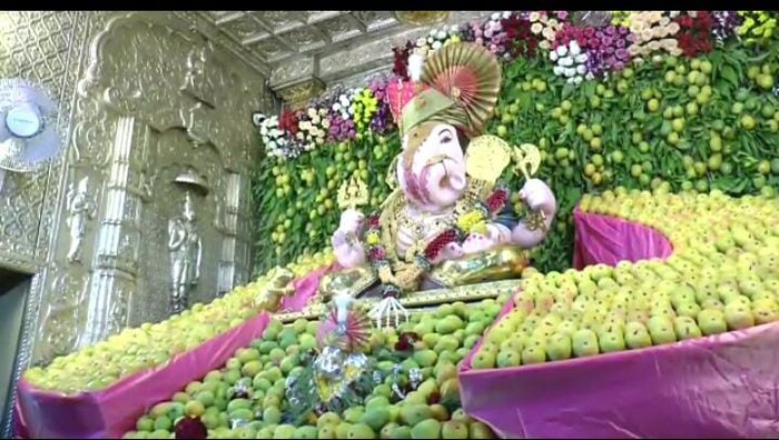 अक्षय्यतृतीयेला आंब्याचं मोठं महत्त्व असतं. हेच महत्त्व लक्षात घेऊन आंब्यांची आरास दगडूशेठ गणपतीला करण्यात आली होती.