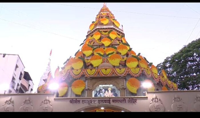 दगडूशेठ गणपती मंदिराचं कळसही यावेळी आकर्षक पद्धतीनं सजवण्यात आलं होतं.