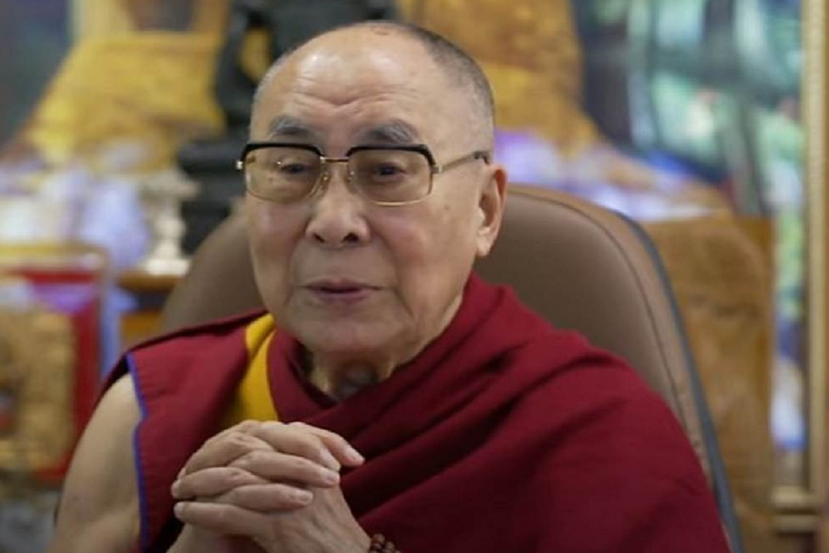 अल्पवयीन मुलाला किस करत जीभ चोखण्यास सांगितलं; दलाई लामांच्या 'त्या' व्हिडिओने खळबळ