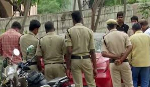 डेहराडून पोलिसांनी एक मोठी कारवाई केली आहे. मागच्या 6 वर्षांपासून फरार असलेल्या गँगरेप आणि हत्येचा आरोपी असलेल्या जयकरणला अटक केली आहे.