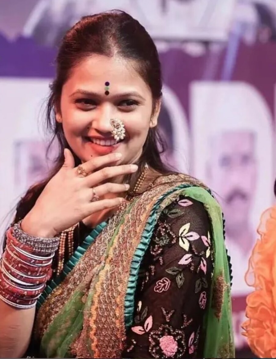 गौतमी पाटीलने आपल्या सौंदर्य आणि नृत्याच्या जोरावर प्रेक्षकांना वेड लावलं आहे. 