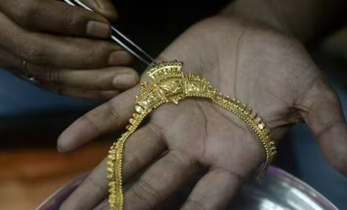 सोन्याची किंमत कोणतीही संस्था ठरवत नाही, तर ती त्याच्या खाणकाम आणि शुद्धीकरणाच्या खर्चावर अवलंबून असते. सोन्यावर हवामानाचा कोणताही परिणाम होत नाही. त्याचा हा गुण इतर धातूंपेक्षा वेगळा बनवतो. सोनं कोणत्याही ऋतूत चांगले राहू शकते.