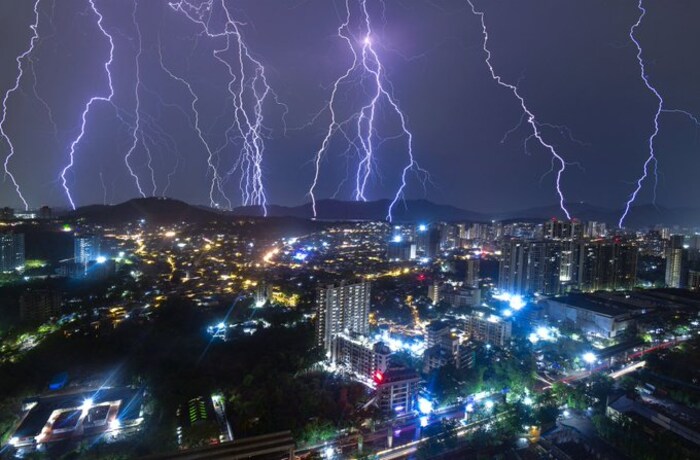 झारखंडपासून, ओडिशा, आंध्र प्रदेश, तामिळनाडूपर्यंत समुद्र सपाटीपासून 900 मीटर उंचीवर हवेचा कमी दाबाचा पट्टा सक्रिय असून, खंडीत वारे वाहत आहेत. 
