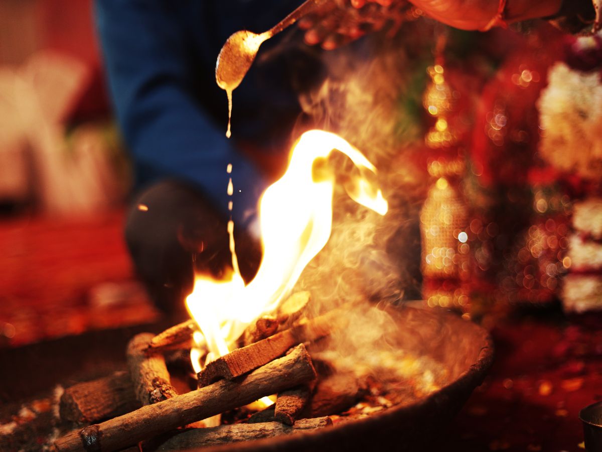 प्राचीन काळापासून यज्ञवेदीमध्ये काही अर्पण करताना स्वाहा हा शब्द वापरला जात आहे. जेव्हा जेव्हा हवन असतो तेव्हा हवन कुंडात यज्ञवेदीमध्ये स्वाहा म्हणत हवन सामग्री अर्पण केली जाते. असे मानले जाते की, हवन सामग्रीचा नैवेद्य अग्नीद्वारे देवतांना नेला जातो. 