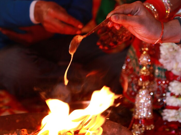 2. विष्णूचा बीज मंत्र: विष्णूच्या बीज मंत्रांपैकी कोणत्याही एका मंत्राचा गुरुवारी जप करावा. तो जीवनासाठी खूप फलदायी आहे. पहिला मंत्र भगवान बृहस्पतीचा बीज मंत्र आहे. याच्या पाठाने गुरु दोष समाप्त होतो. ओम बृं बृहस्पतये नम:। ॐ गुं गुरवे नमः। ॐ ऐं श्री बृहस्पतये नमः।