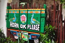 Horn Ok Please असं ट्रकच्या मागे का लिहिलं जातं?