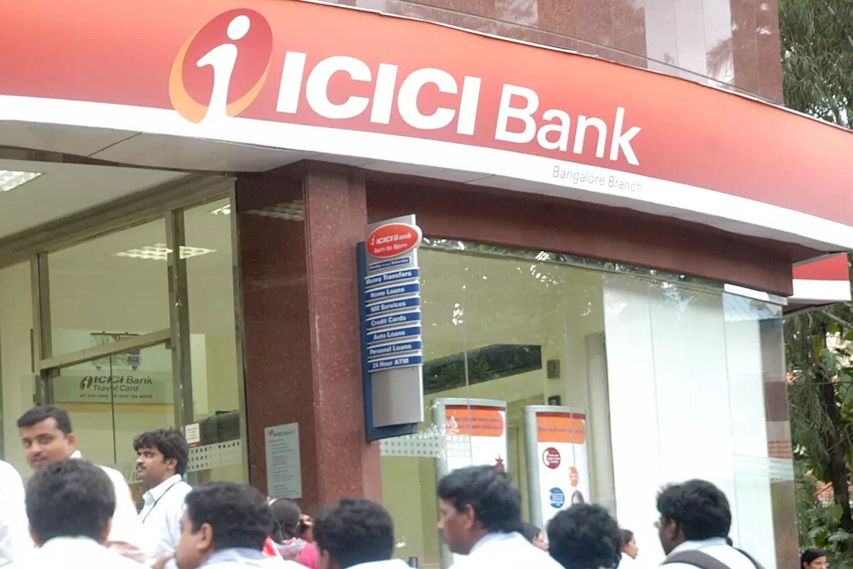 ICICI Bank : तुम्हीही UPI वापरत असाल तर ही बातमी तुमच्यासाठीच आहे. कारण आता ICICI बँकेने QR कोड स्कॅन करून UPI ​​पेमेंटसाठी EMI सेवा सुरू करण्याची घोषणा केली आहे.  बँकेच्या ‘Buy Now, Pay Later’ सेवेसाठी पात्र असलेले ग्राहक EMI ऑप्शनची निवड करू शकतात.