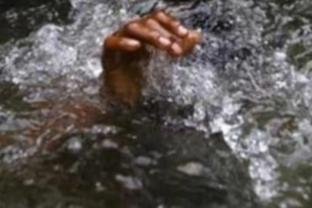 मासे पकडण्यासाठी तलावात गेले आणि भयंकर घडलं, दोघांनी गमावला जीव