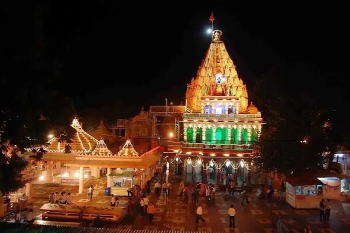 तुम्हाला देशातील ज्योतिर्लिंगाचे दर्शन घ्यायचे असेल तर IRCTC ने तुमच्यासाठी टूर पॅकेज आणले आहे. या टूर पॅकेजद्वारे तुम्ही ओंकारेश्वर, महाकालेश्वर, सोमनाथ, नागेश्वर आणि त्र्यंबकेश्वर ज्योतिर्लिंगांना भेट देऊ शकता. 