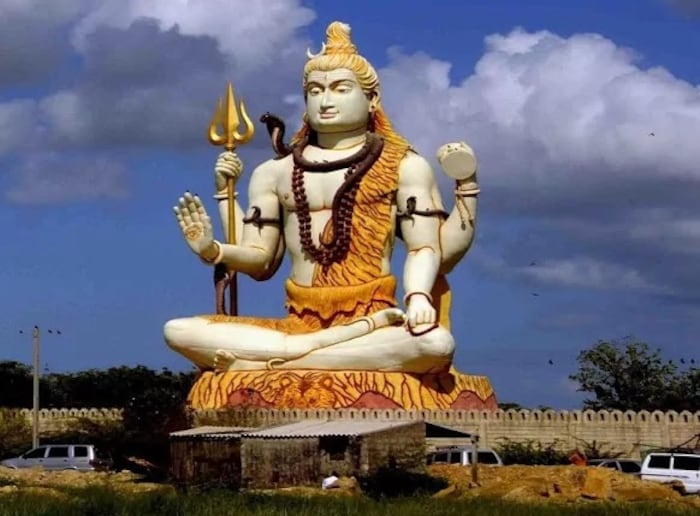 आयआरसीटीसीच्या इतर टूर पॅकेजप्रमाणे या टूर पॅकेजमध्येही प्रवाशांची राहण्याची आणि जेवणाची व्यवस्था रेल्वेकडून केली जाणार आहे. या टूर पॅकेजसाठी इकॉनॉमी क्लासमध्ये 315 बर्थ आहेत. या बर्थमध्ये प्रति व्यक्ती भाडे रु. 20,060 आहे आणि या श्रेणीत प्रवास करणार्‍या प्रवाशांना नॉन एसी बजेट हॉटेलमध्ये राहायला मिळेल. 
