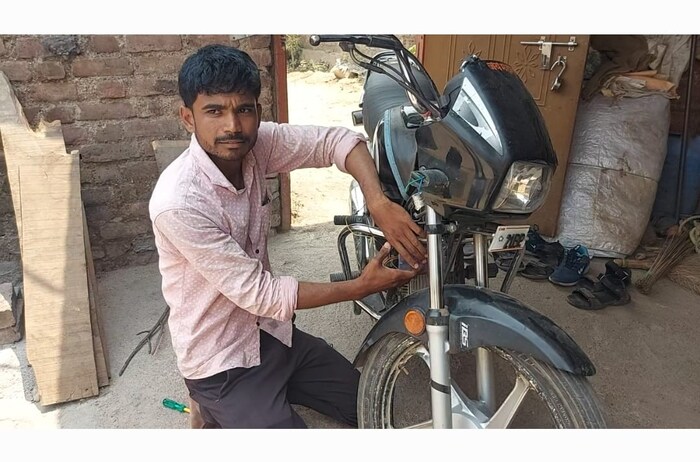 जालन्यातल्या एका युवकानं अपघाताची माहिती मिळण्यासाठी एक भन्नाट युक्ती शोधून काढलीये. अपघात झाल्यावर तात्काळ पोलीस प्रशासना आणि गाडी मालकाच्या कुटुंबियांना तात्काळ काॅल आणि लोकेशन मिळणार आहे. 