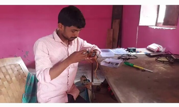 देश आणि राज्यातल्या रस्त्यांवर अनेक अपघात होत असतात. अपघातांची प्रशासनाला वेळेवर माहिती मिळत नसल्यानं अनेकांचा हकणाक जीवही जातो. मात्र अशा पद्धतीचं सेन्सर आपण आपल्या दुचाकीला बसवलं तर अपघाताचा काॅल आणि लोकेशन अलर्ट तात्काळ प्रशासनाला मिळेल. त्यामुळं अनेक जीव वाचू शकतील.