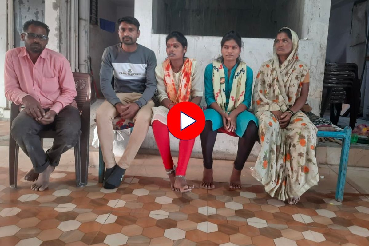 वडिलांच्या कष्टाचं चीज, बांधकाम मजुराच्या दोन्ही मुली झाल्या पोलिस कॉन्स्टेबल, पाहा Video