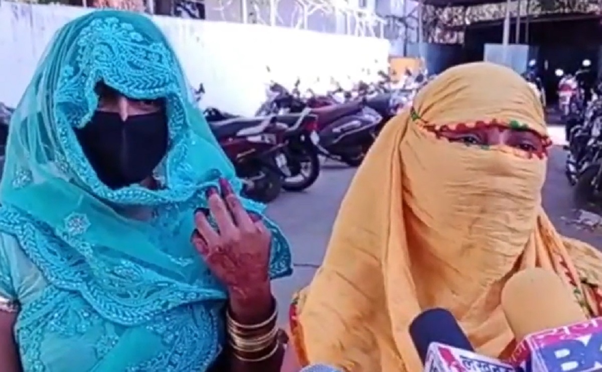 मोबाईल हरवल्याचं सांगून रेल्वेत बोलावलं, जवानांकडून धक्कादायक कृत्य; पीडित महिलांचा आरोप