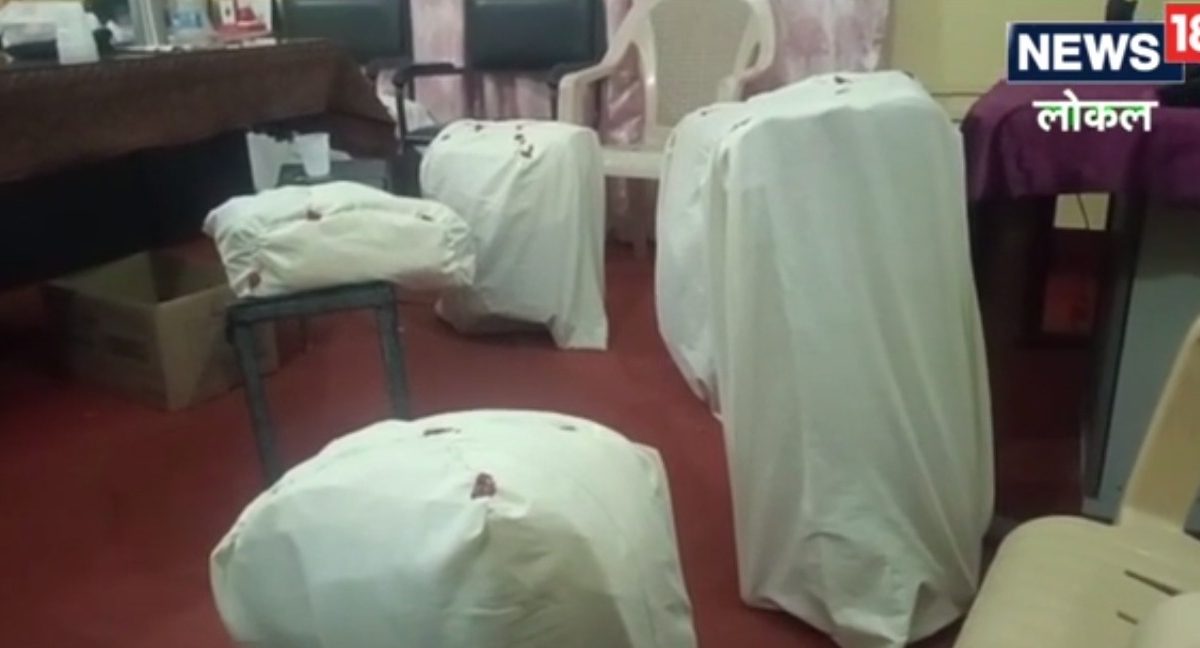 बसमध्ये तरुणांकडे सापडल्या 5 बॅग, पोलिसांना 6 तास लागले मोजायला, किती होती रक्कम?