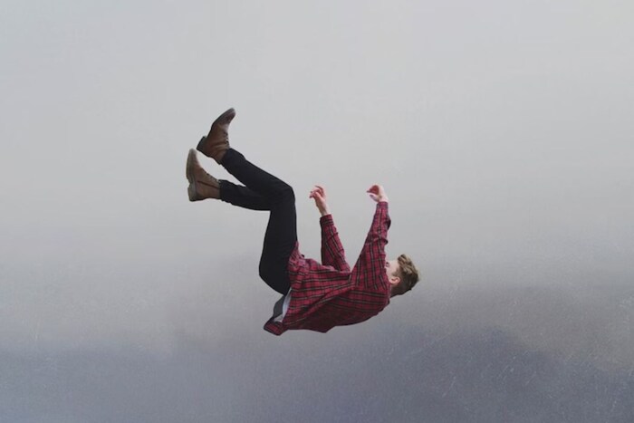 अंतराळातून आणि आकाशातून उडी मारणं यात बराच फरक आहे. विमानातून उडी मारणं हा सध्या एक रोमहर्षक खेळ म्हणून पुढे येतो आहे. यात लोकं विमानातून पॅराशूटच्या साह्यानं खाली उडी मारतात व एका निश्चित ठिकाणी उतरतात. मात्र अंतराळातून अशा पद्धतीनं जर कोणी खाली उडी मारली तर काय होईल? एखादा अंतराळवीर अंतराळ स्थानकावरून खाली पडला तर? तो खरोखरच जिवंत राहू शकेल का आणि राहिलाच तर तो पृथ्वीवर सुखरूप पोहचू शकेल का?