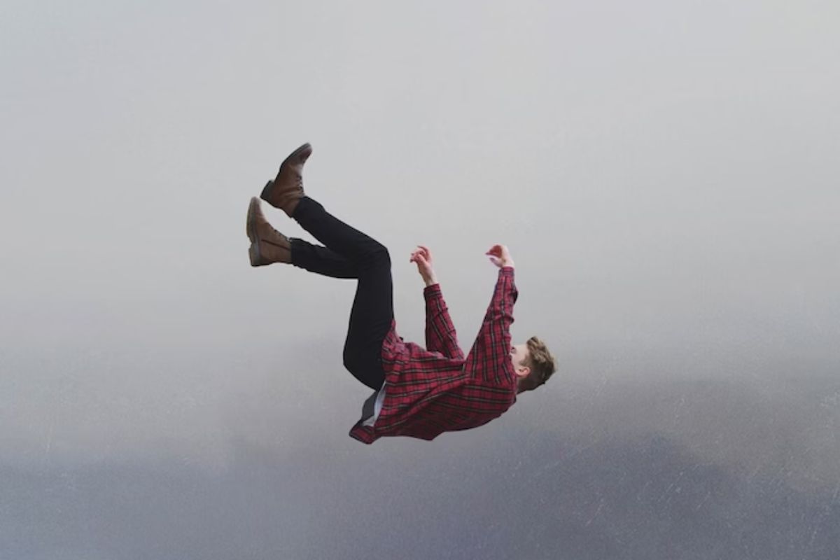 अंतराळातून आणि आकाशातून उडी मारणं यात बराच फरक आहे. विमानातून उडी मारणं हा सध्या एक रोमहर्षक खेळ म्हणून पुढे येतो आहे. यात लोकं विमानातून पॅराशूटच्या साह्यानं खाली उडी मारतात व एका निश्चित ठिकाणी उतरतात. मात्र अंतराळातून अशा पद्धतीनं जर कोणी खाली उडी मारली तर काय होईल? एखादा अंतराळवीर अंतराळ स्थानकावरून खाली पडला तर? तो खरोखरच जिवंत राहू शकेल का आणि राहिलाच तर तो पृथ्वीवर सुखरूप पोहचू शकेल का?