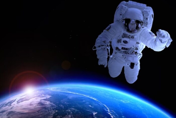 अशा परिस्थितीत पृथ्वीवर पडण्याची शक्यता असेल की नाही यापेक्षा जिवंत राहाल का हा महत्त्वाचा प्रश्न असतो. कारण ऑक्सिजन नसेल तर 3 मिनिटांच्या आत तुमचा मृत्यू होईल. पण 30 सेकंदांच्या आत तुम्हाला वाचवण्यात यश आलं, तर तुम्ही व्यवस्थित राहण्याची शक्यता वाढते.