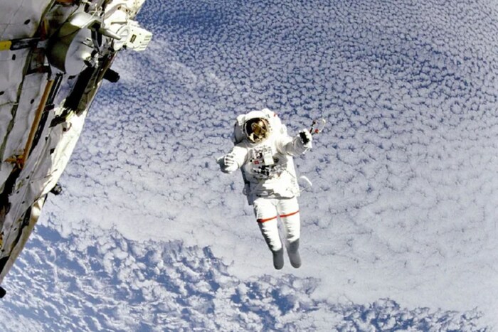 तरीही तुम्ही अंतराळ स्थानकावरून उडी मारलीत, तर बाहेर आल्यानंतर जवळपास 2.5 वर्षांनंतर तुम्ही पृथ्वीच्या गुरुत्वाकर्षण कक्षेत येऊन खाली यायला सुरुवात कराल. चीनचं अंतराळ स्थानक तियानगोंग 1 ला पृथ्वीच्या कक्षेतून बाहेर यायला 2 वर्ष लागली होती. आता ते पृथ्वीच्या खालच्या कक्षेत आहे.