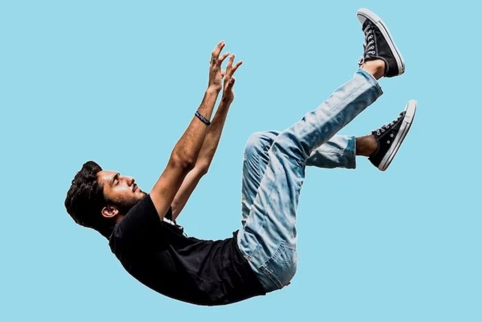 अंतराळातून स्पेस सूट न घालता खाली पडणं धोकादायक ठरू शकतं. कारण अशा परिस्थितीत तुमच्याकडे जिवंत राहण्यासाठी केवळ 30 सेकंद असतात. स्पेस सूट न घातल्यानं तुमचं शरीर गोठणार नाही किंवा तुमच्या शरीरात कोणता स्फोटही घडणार नाही. मात्र तुम्हाला जिवंत राहण्यासाठी केवळ 15 सेकंद शिल्लक राहतील. त्यानंतर तुमच्या डोळ्यांसमोर अंधारी येईल.