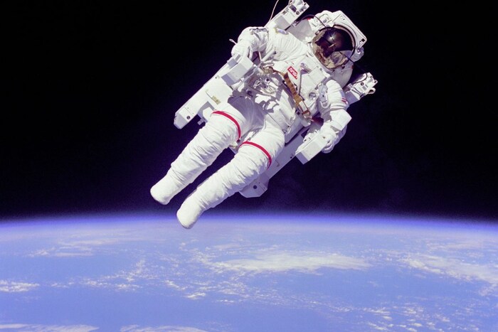 याचाच अर्थ अंतराळातून उडी मारून पृथ्वीवर येणं सोपं नाही. या वाटेत अंतराळातील कचऱ्याचे तुकडे तुम्हाला धडकू शकतात. ते तुकडेही पृथ्वीच्या कक्षेत फिरत असतात. त्यापासून तुम्ही वाचलात, तर पृथ्वीच्या कक्षेत आल्यावर ध्वनीच्या 6 पट वेगानं खाली आल्यामुळे घर्षण होऊन तापमान 1600 अंशांवर जातं. या तापमानात लोखंडसुद्धा वितळतं, तर आपला निभाव कसा लागणार?