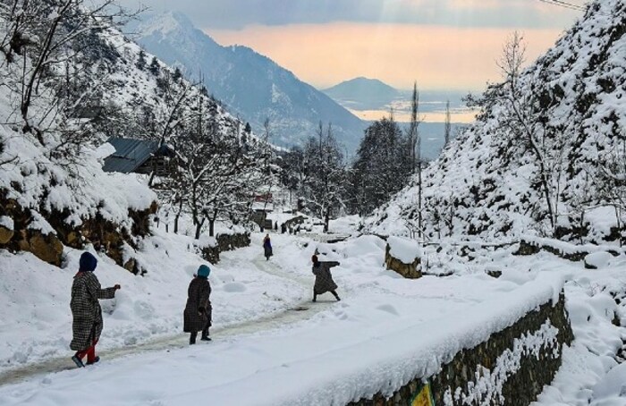 पर्यटक संध्याकाळी मुघल गार्डनला भेट देतील. त्यानंतर ते हॉटेलमध्ये जेवण करतील. त्यानंतर हे पर्यटक सोनमर्गकडे रवाना होतील. सोनमर्ग समुद्रसपाटीपासून 2,800 मीटर उंचीवर आहे. येथे प्रवासी थजवास ग्लेशियरलाही भेट देऊ शकतात. 