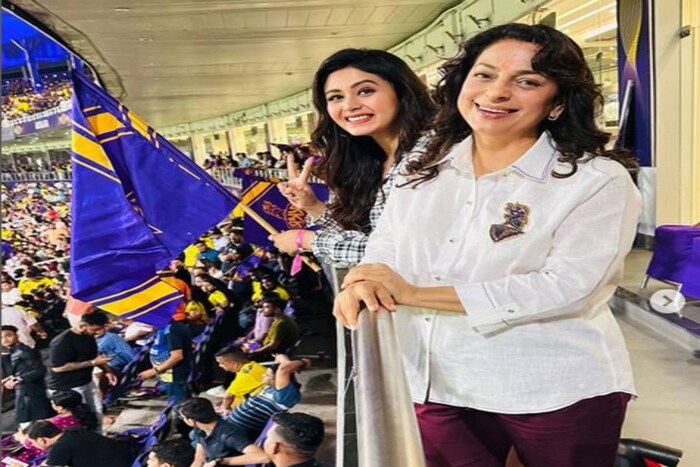 केकेआरने आरसीबी विरुद्धचा सामना 21 धावांनी जिंकला. या यादरम्यान रिताभरी चक्रवर्ती ही स्टेडियममधील गॅलरीमध्ये खेळाडूंना चिअर करत होती, यावेळीचे काही फोटो सोशल मीडियावर व्हायरल होत आहे.