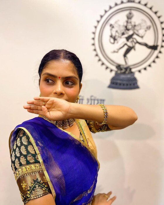  कुशल चला हवा येऊ द्या कार्यक्रमात अनेकदा बायकोच्या डान्स क्लासचं प्रमोशन करताना दिसतो.