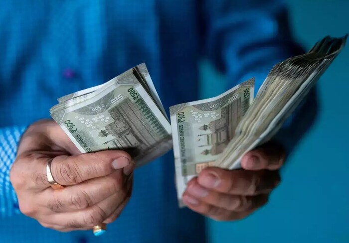 मालमत्तेच्या लिलाव किंमतीला देऊ शकता आव्हान : कोणताही सावकार त्याच्या डिफॉल्ट ग्राहकांच्या मालमत्तेचा लिलाव करण्यापूर्वी त्या मालमत्तेचे मूल्य सांगणारी नोटीस जारी करतो. ज्यामध्ये रिझर्व्ह किंमत, लिलावाची तारीख आणि वेळ देखील दिसेली असते. अशा स्थितीत ग्राहकाला आपल्या वस्तूची किंमत कमी झाली आहे असे वाटल्यास तो लिलावाला आव्हान देऊ शकतो. त्याच वेळी, लिलाव झाल्यानंतरही, कर्जाची वसुली झाल्यानंतर उर्वरित रक्कम मिळविण्याचा पूर्ण अधिकार ग्राहकांना आहे.