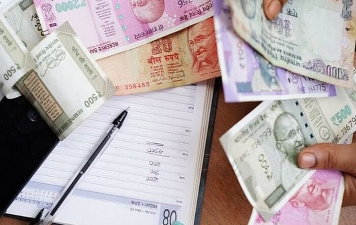 वसुली एजंट धमकावू शकत नाहीत : तुम्ही बँकेकडून कर्ज घेऊन कर्जाची वेळेवर परतफेड करू शकत नसाल तर बँक तुमच्याकडून रिकव्हरी एजंटमार्फत पैसे वसूल करते. अनेकवेळा वसुली एजंट ग्राहकांना धमकावून कर्ज वसूल करण्याचा प्रयत्न करतात. मात्र त्यांना ग्राहकांना धमकावण्याचा किंवा गैरवर्तन करण्याचा अधिकार नाही. त्यांच्यासाठी एक ठरावीक वेळ दिलेली असते.