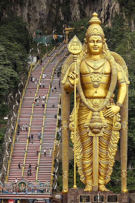 5/10 : दक्षिणेकडच्या तमिळनाडू राज्यातही मुरूगनस्वामींची 146 फुटांची मूर्ती आहे. तमीळ नागरिकांमध्ये मुरुगनस्वामी अर्थात कार्तिकेयाचे अनेक भक्त आहेत. पार्वती व शंकरांचे पहिले पुत्र व गणपतीचा भाऊ अशी कार्तिकेयाची ओळख आहे.