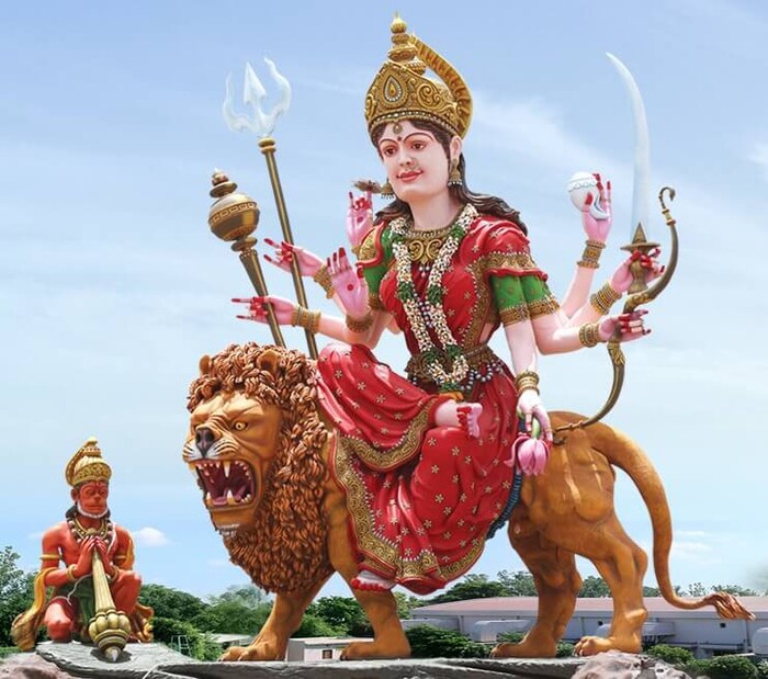 6/10 : माँ वैष्णोदेवीचे अनेक भक्त देशात आहेत. उत्तर प्रदेशातल्या वृंदावनमध्ये माँ वैष्णोदेवीची 141 फूट उंचीची मूर्ती आहे.