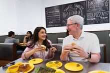 Apple सीईओंचं माधुरी दीक्षितनं केलं मुंबई स्टाइल स्वागत; खाऊ घातला वडापाव अन्...