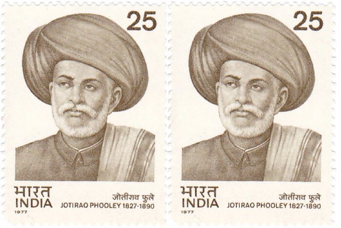 सावित्रीबाई यांच्याबरोबर 19 स्त्रियांनी सत्यशोधक समाजाचं कार्य सुरू केलं. त्याचवेळी त्या कन्याशाळेच्या शिक्षिका म्हणूनही कार्य करत होत्या. दीनबंधू प्रकाशनाने सत्यशोधक चळवळीच्या वेळी लेखन प्रकाशनाचं कार्य केलं. सत्यशोधक समाजाने गुलामगिरीविरुद्ध आवाज उठवला आणि सामाजिक न्यायाची आणि सामाजिक पुनर्रचनेची मागणी केली. या समाजातर्फे पुरोहितांशिवाय विवाह लावण्यास सुरूवात केली. मराठीत मंगलाष्टके रचली.