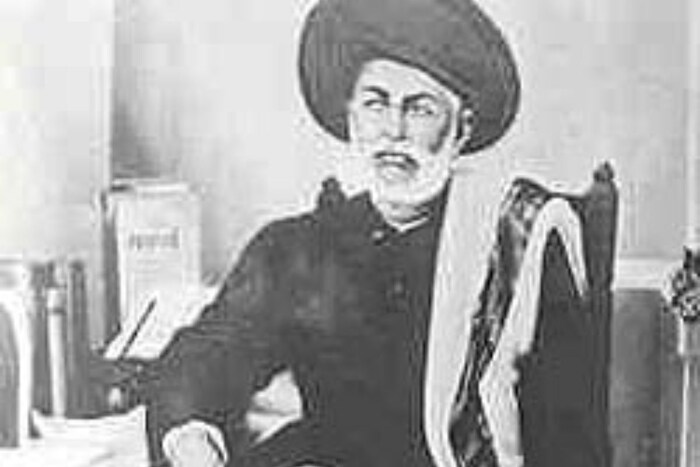 जोतिरावांनी त्यांच्या पत्‍नी सावित्रीबाईंना शिक्षण देऊन शिक्षणकार्यास प्रवृत्त केलं. शाळेच्या मुख्याध्यापकपदी आरूढ झालेली भारतातील पहिली महिला म्हणजे सावित्रीबाई. 24 सप्टेंबर इ.स. 1873 रोजी महात्मा जोतिराव फुले यांनी सत्यशोधक समाजाची स्थापना केली.समाजातील विषमता नष्ट करणं आणि तळागाळातील समाजापर्यंत शिक्षण पोहचवणं हे सत्यशोधक समाजाचं ध्येय होतं.