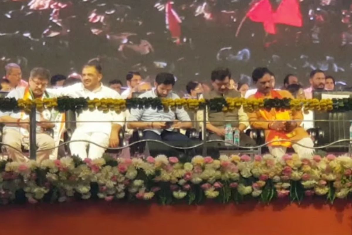 महाविकासआघाडीची वज्रमूठ सभा, नेते मोबाईलमध्ये बिझी