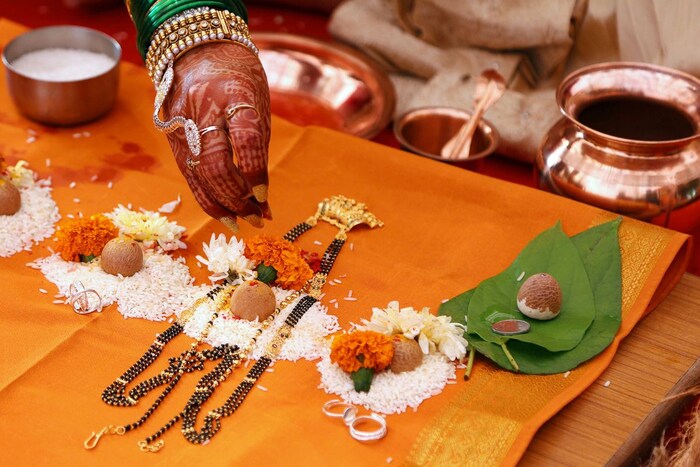 लग्नाच्या वेळी नवरा मुलगा हा दागिना वधूच्या गळ्यात घालतो आणि त्यानंतर पत्नी झालेली वधू आयुष्यभर ते गळ्यात ठेवते. मंगळसूत्र हा फक्त दागिना नसून भारतीय स्त्रीसाठी ते तिचे 'स्त्रीधन' असते. ते तिच्या सौभाग्याचे प्रतिक मानले जाते. 