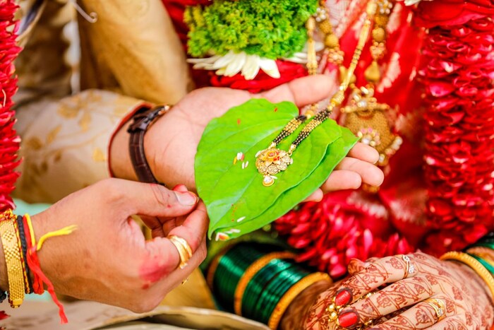 मंगळसुत्रा शिवाय लग्न मान्य होत नाही असं आपल्याकडे मानलं जातं. पण कधी विचार केलाय का की मंगळसूत्र हा प्रकार आला कुठून? त्याचा इतिहास काय किंवा कोणी आणि कधी पासून हे घालायला सुरुवात झाल? सौभाग्यवतीसाठी महत्वाच्या असणाऱ्या या मंगळसुत्राबद्दल सविस्तर जाणून घेऊ.