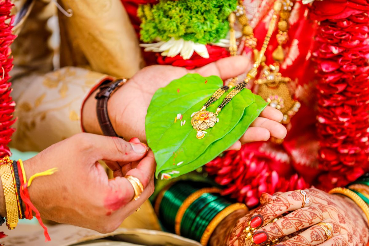 मंगळसुत्रा शिवाय लग्न मान्य होत नाही असं आपल्याकडे मानलं जातं. पण कधी विचार केलाय का की मंगळसूत्र हा प्रकार आला कुठून? त्याचा इतिहास काय किंवा कोणी आणि कधी पासून हे घालायला सुरुवात झाल? सौभाग्यवतीसाठी महत्वाच्या असणाऱ्या या मंगळसुत्राबद्दल सविस्तर जाणून घेऊ.