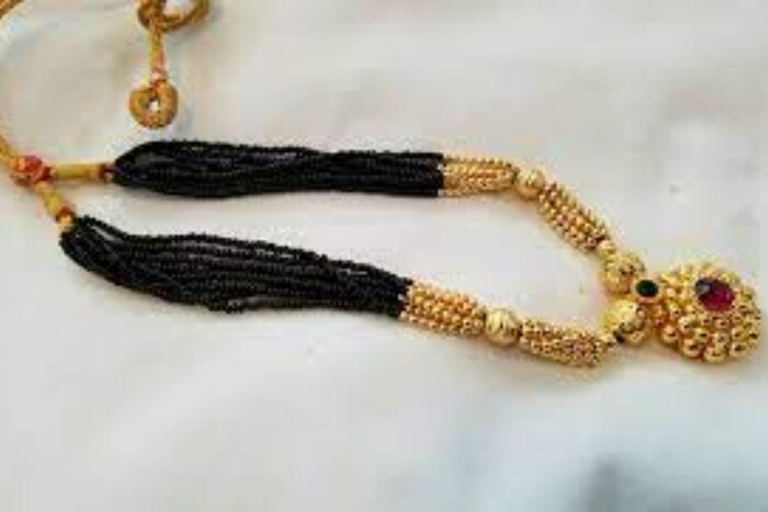 काही ठिकाणी काळी पोत वाखाच्या दोऱ्यात, काळ्या गोफात किंवा सोन्याच्या तारेत गुंफून 'मंगळसूत्र' तयार करण्याची प्रथा आहे. मंगळसूत्रालाच 'गाठले', 'डोरले', 'गुंठण' असेही शब्द ग्रामीण भागात रूढ आहेत. पूर्वी 'डोरले' हे मराठी विवाहित स्त्रीचे धन मानले जात असे. डोरले हे सोन्यापासून बनवले जाते.