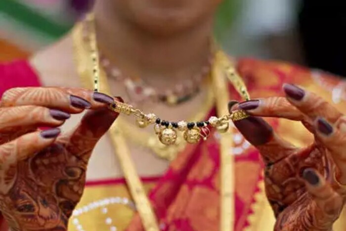 तामिळनाडू व केरळ या प्रदेशात 'ताळी' नावाचा एक सौभाग्य अलंकार वधूच्या गळ्यात बांधण्याची प्रथा आहे. त्यावरूनच 'मंगळसूत्र' बांधण्याची प्रथा सुरू झाली असावी.