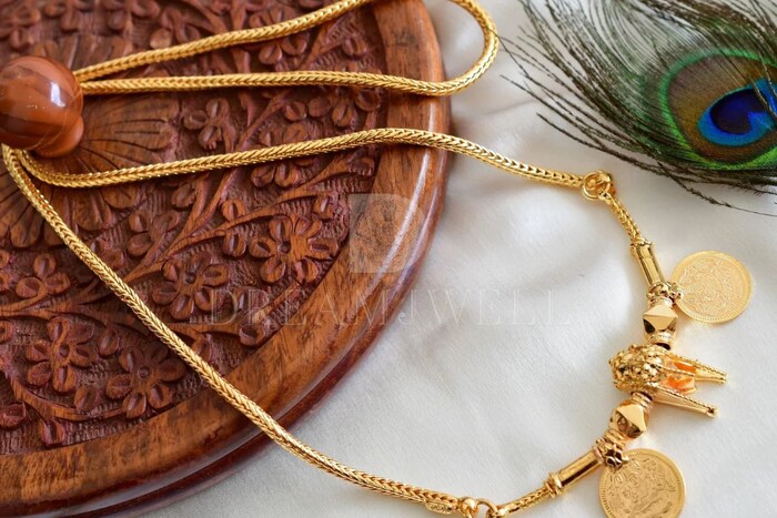 महाराष्ट्र, कर्नाटक, आंध्रप्रदेश या राज्यांमध्ये मंगळसुत्र हा अलंकार विशेष प्रचलित आहे. विवाहित स्त्रीया ते आवर्जून घालतात. अगदी 'साधे मंगळसूत्र' म्हणजे दोऱ्यात ओवलेली काचेच्या काळ्या मण्यांची दोन पदरी माळ होय. माळेच्या मध्यभागी बहुधा सोन्याचे चार गोल मणी व सोन्याच्या दोन लहान वाट्या बसवलेल्या असतात.