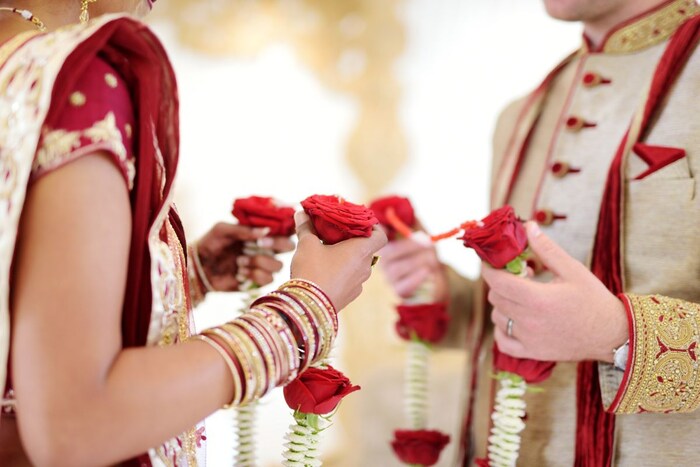 लग्न ही आपल्या आवडत्या आणि प्रेमानं काळजी घेणाऱ्या व्यक्तीसोबत आयुष्य घालवण्याची एक संधी आहे. यामुळे आपल्याला जीवनात साथ आणि भावनिक आधार मिळतो. विवाहामुळे जीवन अधिक परिपूर्ण आणि आनंददायी बनते.