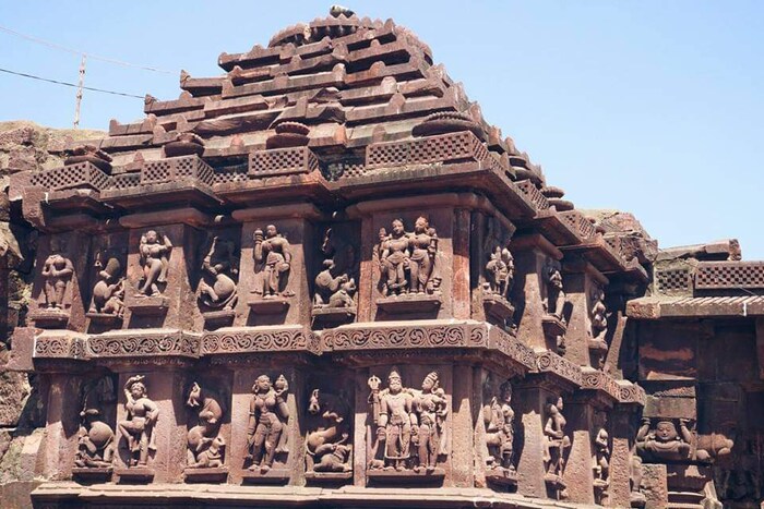   : या मंदिराला विदर्भाची काशी, विदर्भातील खजुराहो असे म्हटले जाते. मंदिरांच्या भिंतींवर अनेक देवदेवतांची तसेच विविध सुरसुंदरींच्या मूर्ती खजुराहोची आठवण करून देतात.वैनगंगा नदीच्या तीरावरील या मंदिराला पौराणिक, अध्यात्मिक आणि ऐतिहासिक महत्त्व आहे. गडचिरोली जिल्ह्यातील मार्कंडा मंदिर हे 216 कि.मी. दूर आहे. या ठिकाणी मुख्य मंदिरासह आणखी 18 मंदिरं पाहण्यासारखी आहेत.